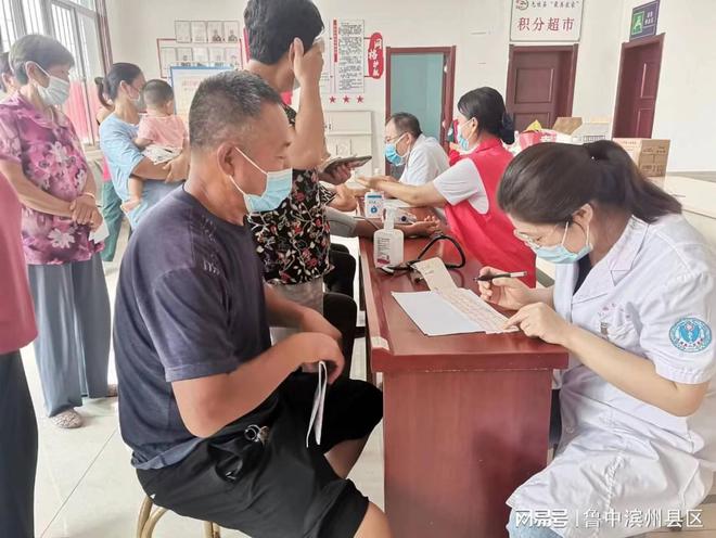 无棣县人民医院开展“改善老年营养 促进老年健康”老年健康宣传周义诊活动